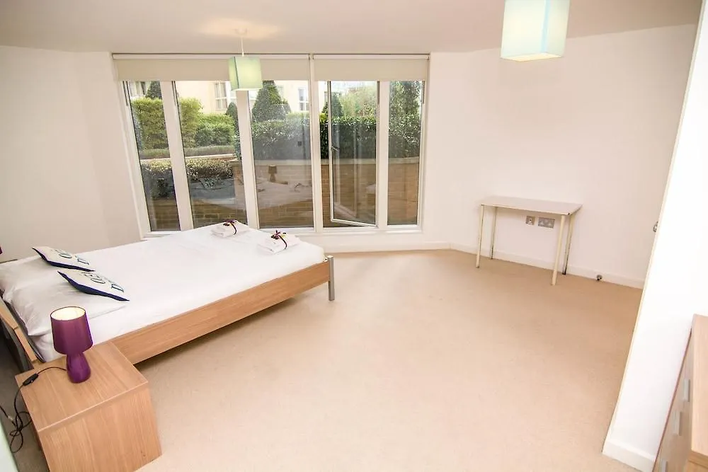 **** Hotel Apartment Wharf Water Gardens London United Kingdom