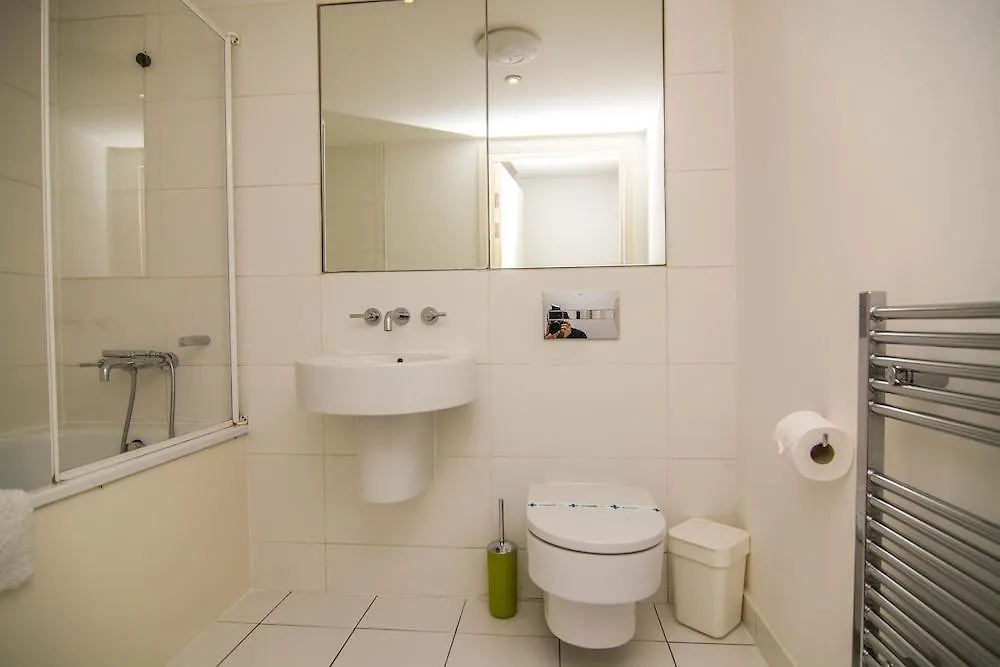 Hotel Apartment Wharf Water Gardens London